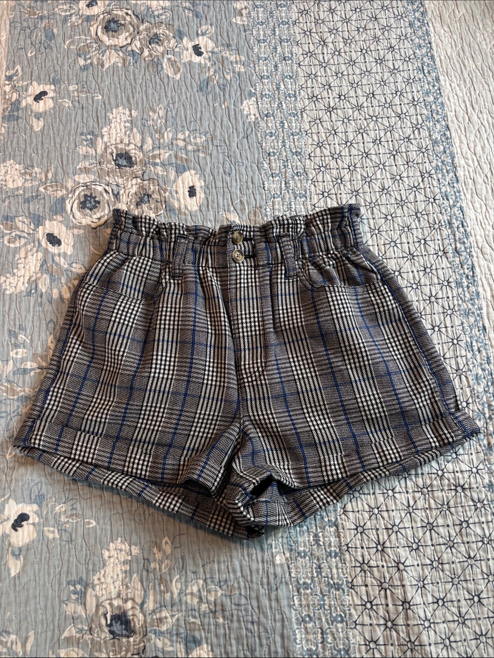 American Eagle Outfitters Plaid High-Waist Shorts - size 4. Like new.
